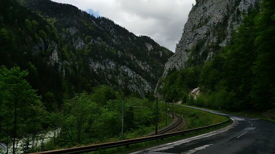 Dieses etwas dunkle Bild habe ich noch im Bericht belassen, da der Himmel zwischenzeitlich doch wieder zugezogen hat, aber dennoch eine kleine blaue Lücke an der Bergkante erkennbar ist.