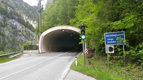 Und das nächste "Dunkle Loch" naht, und jetzt muß ich auch noch hindurch, da die Umfahrung neben der linken Tunnelwand mittels Verbotsschildern und einem Trennsegment verweigert wird.