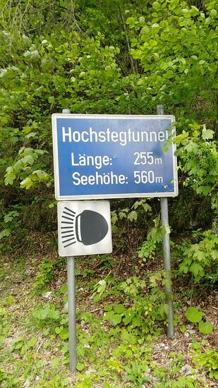 Mit seinen 255 m Länge ist der Hochstegtunnel zwar angenehm kurz, aber dennoch musste ich das überaus unangenehme Tunneldröhnen infolge von Rück- und Gegenverkehr über mich ergehen lassen.