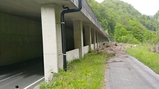 Beim Rückblick vom galerieartigen Tunnelauslauf sieht man dann den Grund der Umgehungssperre: