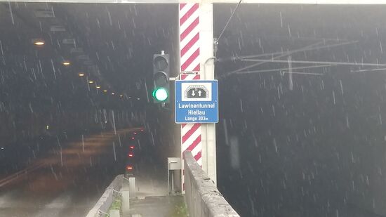 Kurz vor dem Ortseingang von Hieflau mal kurz zu Fuß die Straßenseite gewechselt, um im Rückblick den letzten Gesäusetunnel namentlich festzuhalten.
An den Strichen vor dunklem Hintergrund erkennt man einen kurzen, gerade niedergehenden Regenschauer, der aber wieder umgehend sein Ende fand.
Es war auch der letzte dieses Tages.