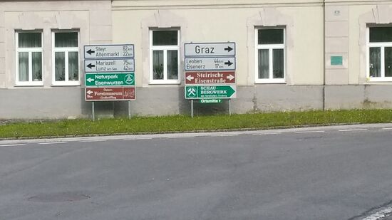 In der Ortschaft Hieflau, die das Ende des Gesäuses darstellt, erreiche ich die Steirische Eisenstraße, die ich damals auf dem Weg nach Wien schon benutzte.
Diesmal aber nicht über Leoben und anschließend den Semmeringpaß in die Bundeshauptstadt der Republik Österreich, sondern in die linke Richtung, weiterhin der Enns folgend.