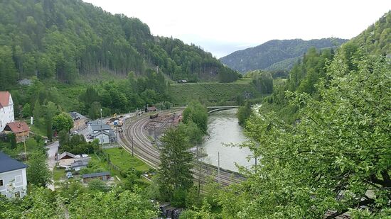 Hier im oberen Teil von Großreifling gab's noch einmal ein starkes Gefälle ins "Unterdorf". um dann den Abzweig mit knapp 1,5 km erträglicher Steigung (in der Tagesschlußeuphorie) nach Erb zu nehmen, wo ich mein Quartier 
im Gasthof Schnabl gebucht hatte.
Der eigentliche Ennsradweg würde von diesem Bild aus gesehen nach oben weiterführen, aber es sollte dann etwas anders ablaufen.
Mehr dazu dann im folgenden Kapitel der 2. Etappe.