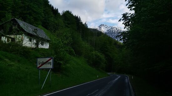 Hier noch ein kleiner Eindruck des Anstiegs von Großreifling nach Erb. Der Berg im Hintergrund dürfte von der Kartenflucht her der 2035 m hohe Tamischbachturm sein, den ich von seiner anderen Seite von der Gesäusestraße aus bereits vorstellte.