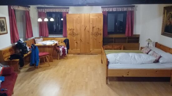 Zum Abschluß des ersten Reisetages noch ein Blick in mein geräumiges Zimmer - da würde ich bei Gelegenheit gerne wieder buchen, da auch mit den Inhabern nach dem wohlschmeckenden Abendessen viele lockere Gespräche über Dies und Das in freundlicher Atmosphäre getätigt wurden.