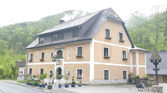 Nach dem Frühstück und Aufrüsten des Fahrrads beginnt gegen 8:30 Uhr 
die 2. Etappe am Quartier Gasthof Schnabl.
Gestern von links aus Richtung Großreifling den problemlosen Anstieg hochgekurbelt, geht es heute nicht zurück nach Großreifling und weiter an der Enns, sondern auf Anraten der Wirtsleute wegen eines viel befahrenen Straßenstücks mit nicht durchgängigen Radwegs zuerst eine Umwegschleife über St. Gallen nach Weissenbach, um dort wieder zur Enns zu gelangen.