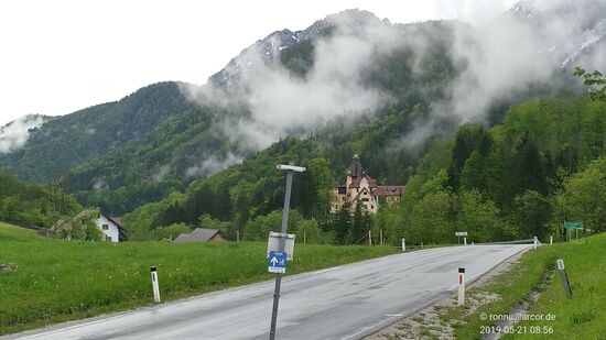 Vom Startpunkt weg steigt die Straße weiterhin in gut erträglichem  Ausmaß an und führt dabei an Schloß Kasseck in Bildmitte, einem um 1886 erbauten romantischen Jagdschloss vorbei, das heuzutage als Naturhotel genutzt wird.
Angeblich soll ein Münchner Architekt, der auch am Bau von Schloß Neuschwanstein  beteiligt war, Schloß Kasseck entworfen und für einen Industriellen erbaut haben.
Nach zahlreichen Umbauten und Renovierungen hat sich aber seither das Erscheinungsbild stark geändert.