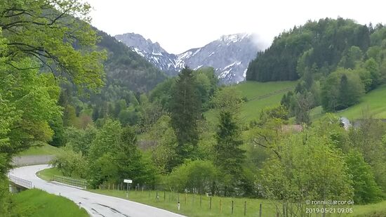 Kurz nach Schloß Kasseck geht es über den 671 m.ü.A. hohen Erbsattel, einen Gebirgspass, der das östliche Großreifling vom bald folgenden St. Gallen im Westen trennt. An einer kleinen Gegensteigung am Gefälle nach dem Erbsattel (auch "Erb" genannt) ein Blick zurück auf zwei nicht identifizierte Bergrücken im Hintergrund. Der Erbsattel liegt in etwa Bildmitte, ist jedoch von hier aus nicht sichtbar.