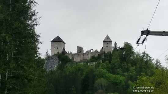 Auf der Abfahrt nach St. Gallen wird rechterhand die Ruine von Burg Gallenstein, 
in 1278 erstmals urkundlich erwähnt, passiert.
Sie liegt 631 m..ü.A. hoch und war bis Ende des 19. Jahrhunderts Fluchtburg und Verwaltungssitz von Stift Admont, das ich bereits am gestrigen Tag vorgestellt hatte.