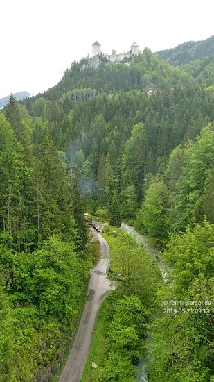 Aus dieser Perspektive sieht man die exponierte Lage der Burgruine recht deutlich - aufgrund des steilen Anstiegs soll sie früher niemals erobert worden sein.