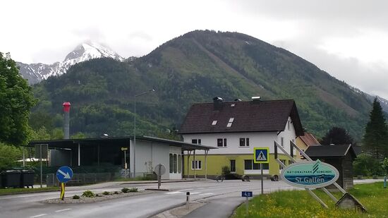 Im Hintergrund erscheint nochmals ein unbekannter, schneebedeckter Vertreter der Ennstaler Alpen, aber für mich geht es entgegengesetzt in niedrigere Gefilde weiter.