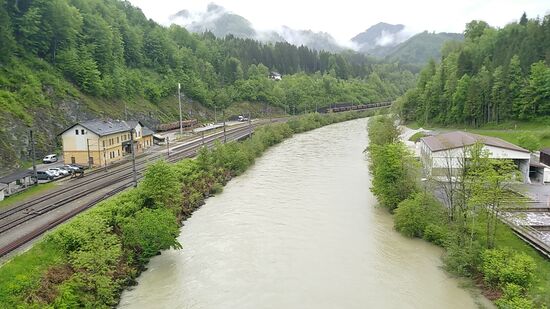 Etwa 2 km nach St. Gallen treffe ich bei Weissenbach auf der 225 m langen Ennsbrücke wieder auf den zu begleitenden Fluß, der von rechts oben her aus Richtung Großreifling zufließt.