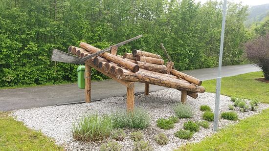 Von der Ennsbrücke hoch zur Ortschaft Weissenbach führt der Radweg an einem Flößerdenkmal vorbei, das an die harte und gefährliche Tätigkeit der Flößer über Jahrhunderte auf der oft unberechenbaren Enns hinweist, bis am 14. November 1942 die Auflassung der Holzflößerei zugunsten von Laufkraftwerken verfügt wurde,