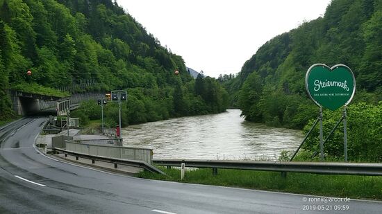 Blick zurück: 
Nach einer flott abschüssigen Strecke von Altenmarkt bei St. Gallen geht es ab dieser Senke gleich wieder aufwärts. Ich verlasse das für den Gegenverkehr an der grünen Tafel angekündigte österreichische Bundesland Steiermark . . .