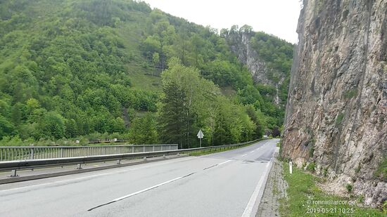 In Fahrtrichtung und im folgenden Bild dagegen, unkommentierte Eindrücke von diesem beeindruckenden Landschaftsabschnitt.