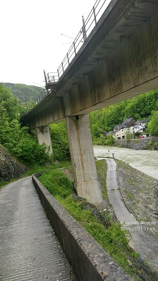 Gleich nach dem Kraftwerk Weyer geht es steil bergab unter der Ennstalstrecke von Amstetten/Niederösterreich nach Selzthal hindurch auf etwa Niveau Enns.