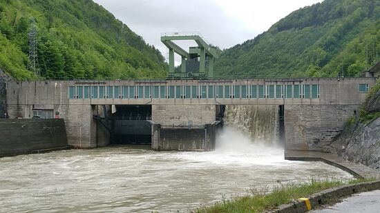 Bei einer Ausbaufallhöhe von etwa 16 m und einem Regeljahresarbeitsvermögen von knapp 160 Mio. kWh ist es das erste von 13 Kraftwerken bis zur Mündung in die Donau bei St. Pantaleon.
