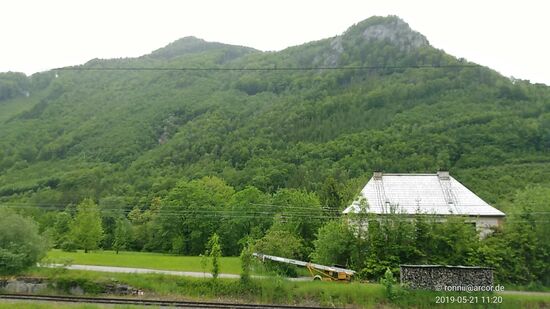 Im Hintergrund von rechts die Rotmauer 837 m.ü.A. und der Falkenstein 993 m. Sie sind zwei Vorgipfel des nicht sichtbaren Feichtecks 1114 m.
Diese Gipfel des Reichraminger Hintergebirges, das wiederum Teil der Oberösterreichischen Voralpen ist, bieten eine schöne Aussicht von oben ins Ennstal.