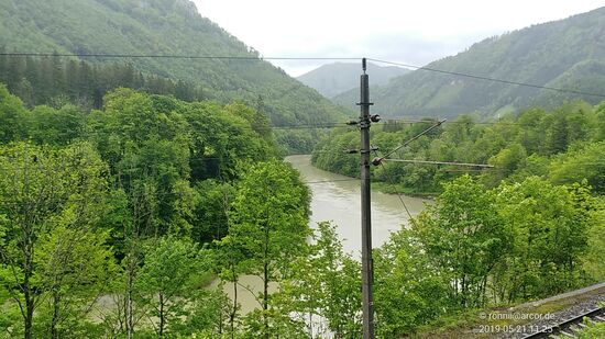 Aber nein - kurze Strecke nach obigem Bild kann man schon von der Höhe aus auf die nach links fließende Enns blicken.