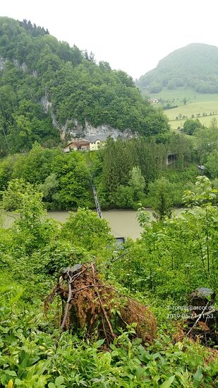 Übrigens: Die in Bildmitte aus der Totalperspektive erkennbare Hängebrücke läßt mal wieder erkennen, daß der Radweg hier mal wieder hoch über der Enns verläuft und einen nicht gerade kleinen Tribut an Anstrengung erforderte.
Rechnet man das an diesem Tage großteils vorhandene regnerische Wetter mit ein, könnte man meinen, diesen Reisetag mit groben Worten abqualifizieren zu müssen.
Jedoch keine Spur davon. Man braucht es sich nicht einmal schön zu reden, daß kein Sonnenbrand zu erwarten ist - wenn man mit guter Regenkleidung angerichtet ist und es nicht ständig wie aus Kübeln schüttet - was auch nicht der Fall war - hat eine Regenfahrt ohne Übertreibung auch seine Reize.
