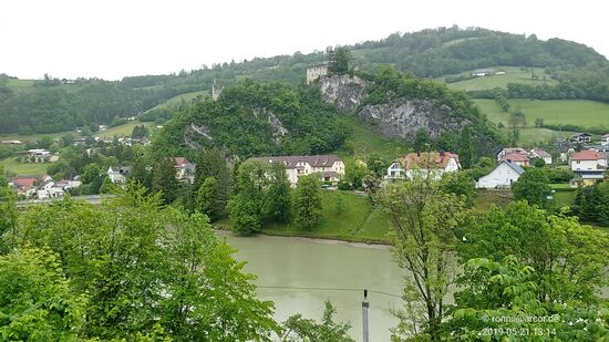 Auf einem ca. 60 m hohen Dolomitfelsen in der Ortschaft Losenstein posiert die Burgruine Losenstein, die gegen das Jahr 1150 erbaut und in 1170 zum ersten mal urkundliche Erwähnung fand.