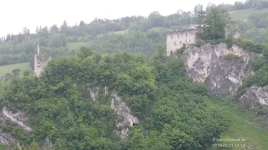 Rechts sieht man hier die Hochburg, links davon ist die etwas tiefer gelegene Vorburg zu erkennen.
Nach mehreren Besitzerwechseln seit dem Bau wurde die Burg im Jahre 1905 letztendlich an das Land Oberösterreich veräußert.