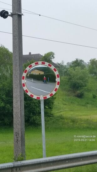 Spaßfoto bei Ternberg:
Spieglein, Spieglein an der Wand, wer reist hier mit blau-oranger Regenkleidung durch das Land?