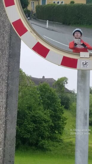 Der Rohbogner ist's, jetzt hab ich ihn (mich) erkannt 
Die Regenkleidung hatte ich hier nach einer Regenphase optimistischerweise nur noch zum Trockenwerden vor dem Verstauen in die Packtaschen angezogen.