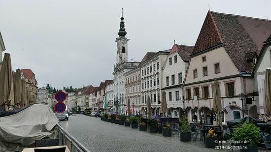 Der Turm gehört zum Rathaus Steyr, einem Rokokobauerk von 1765 bis 1778