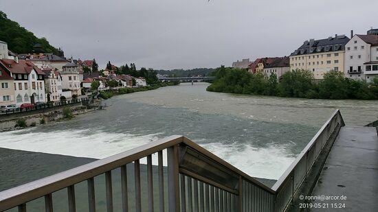 In der Stadt Steyr mündet der von hinten links ankommende Fluß Steyr in die von rechts in Richtung Bildhintergrund fließende Enns. Man erkennt dabei sehr gut die jeweiligen Wasserfärbungen an der Mündungslinie.