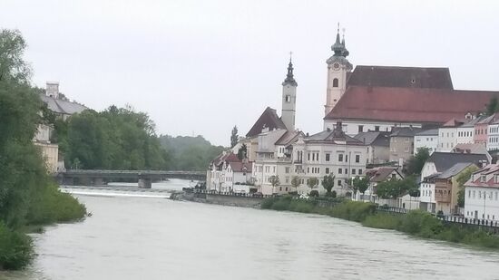 Rechterhand die Pfarrkirche Steyr-St. Michael am Fluß Steyr gelegen. Sie stammt aus dem Zeitalter des Barock, erbaut zwischen 1635 und 1677 und steht unter Denkmalschutz.
Übrigens war ja noch kein Quartier gefunden, aber trotz des momentan wiederum kurz einsetzenden Regenschauers und da es etwas später in Richtung Ortsrand von Steyr erst gegen 16 Uhr war, habe ich anhand des Handy-Kartenwerks hochgerechnet, daß ich heute noch bis an die Donau geraten könnte und habe mich dann online per Unterkunftsinfo für ein freies Zimmer eines Landgasthofs in St. Pantaleon an der Donau entschieden.