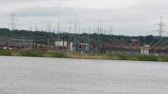 Das Umspannwerk Mühlrading, Niederösterreich, von der oberösterreichischen Ennsseite aus gesehen.