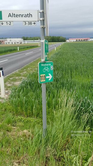 Auf dem Weg nach St. Pantaleon geht es hier (bin schon ca. 2m auf der abzweigenden kleinen Ortsverbindungsstraße) über Altenrath, St. Valentin und Klein Erla nach St. Pantaleon.