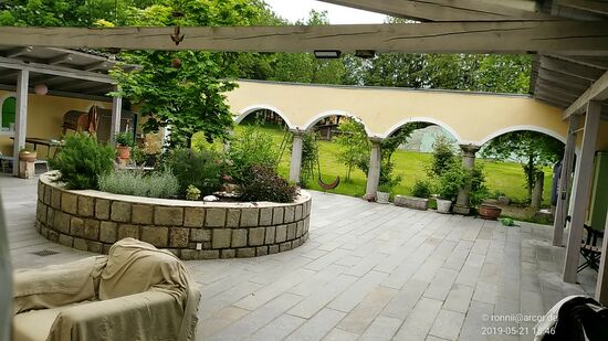 Er ließ mich auch gerne den Innenhof des Anwesens fotografieren. 
Hier war damals der gemütliche Biergarten angesiedelt und ich sehe heute noch die liebe und fleißige Bedienung ihre aufmerksamen Runden drehen, damit es den Gästen beim Abendessen an nichts fehlte.