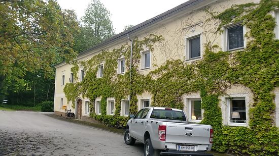 Allerdings betreibt der Sohn des damaligen Gastwirts hier heute eine Frühstückspension. Die Gaststätte selbst ist mittlerweile leider geschlossen. 
Der silberne Pickup gehört übrigens dem Pensionsbetreiber, der zufällig während meiner historischen Pause vorbeikam und ganz schön baff war, als ich ihm von meinem Gaststatus hier vor 27 Jahren und 9 Monaten erzählte.