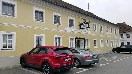 Kurz vor halb Neun beginnt wohlgestärkt vom Frühstück der tretaktive Teil 
der 3. Etappe und ich verlasse den empfehlenswerten Landgasthof Winklehner.