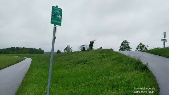 Nach einer Strecke von max. 3 km befinde ich mich am Donau-Damm und folge dem Hinweisschild die Auffahrtsrampe hoch zum Donauradweg.
