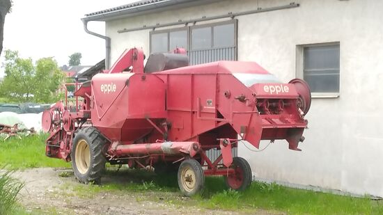 Aber auch historisches landwirschaftliches Gerät in Form dieses
Epple-Mähdreschers findet bei mir immer wieder Beachtung.