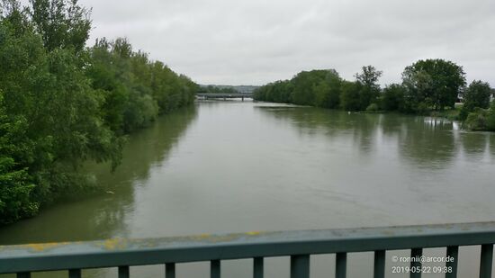 Vom Stadtteil Ennsdorf führt eine Brücke nochmals über die Enns, die im Hintergrund in die Donau mündet.