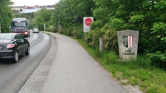 Gleich nach der Brücke folgt der Wechsel von Nieder- nach Oberösterreich und rechts vom vor mir fahrenden silbernen Kfz kann man etwas verdeckt das Ortsschild der Stadt Enns erspähen.
Die Stadt Enns mit ihren etwas mehr als 12.000 Einwohnern (Stand Januar 2019) bezeichnet sich zwar als älteste Stadt Österreichs, was allerdings umstritten ist, da es auch andere Versionen gibt.
Zumindest hat Enns die älteste Stadtrechtsurkunde aus dem Jahre 1212.