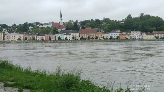 Am linken Donauufer liegt die Ortschaft Mauthausen, zu der ich etwas später mit einer Radlerfähre übersetzen werde.