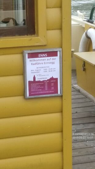 Oh nein ! Trotz der Tatsache, daß die Fähre schon einige Meter "in die Donau gestochen ist", werde ich noch von anderen Radlern auf der Fähre bemerkt und prompt macht der darüber informierte Kapitän nochmal kurzerhand eine Wende auf der Donau, um auch mich noch für dieses Übersetzen aufzuklauben.
Vielen Dank, das ist von edelster Natur !