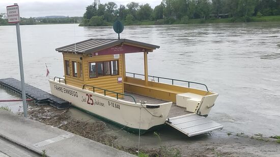 Mein Beförderungsmedium, die Fähre Ennsegg und hinter der Landzunge der allerletzte Blick auf ein Stück Enns(mündung), die nun ihren absolut letzten Auftritt in diesem Bericht bekommt und nun Geschichte ist.