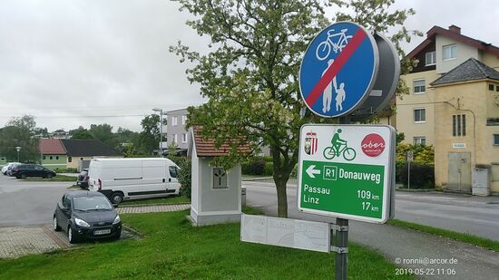 Liest sich ja schon recht gut:
Nur noch 109 km nach Passau zu strampeln und nach dem bekanntermaßen topographisch flachen Verlauf des Donauradwegs zu urteilen, also ein unbeschwertes Vorankommen? "Puste"-Kuchen im wahrsten Sinne des Wortes !
Wenn es auch seit der Abfahrt von St. Pantaleon gelegentlich leichten Regen gab, von den widrigen (Gegen-)windeinflüssen her gesehen, hätte ich am liebsten eine Kehrtwendung in Richtung Wien vollzogen. 
Aber man soll ja nicht gleich die Flinte in der Donau versenken, sondern positive Gedanken walten lassen !!!