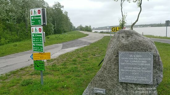 An dieser Stelle (Blick in Windrichtung, stromabwärts) entstand obiges Video.
Der große Gedenkstein rechterhand erinnert an den 25.9.1992. An diesem Tag wurde der Main-Donau-Kanal für den Verkehr freigegeben, so daß Schiffe von der Nordsee bis zum Schwarzen Meer über das Wasserstraßensystem des Kontinents gelangen konnten.