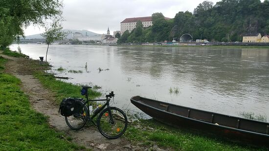 Blick zurück:
Das große Gebäude in Bildmitte ist das Linzer Schloss, in 799 zum erstenmal erwähnt und in 1477 von einer Burg zum Schloss umgebaut. Während der Pest in Wien hielt sich Kaiser Ferdinand III. dort mit dem Hof von 1644 bis 1646 auf und während der Zweiten Türkenbelagerung Wiens von 1683 residierte Kaiser Leopold I. dort.
Links davon nochmal der Turm der Stadtpfarrkirche und im Hintergrund postiert der Pfenningberg mit 616 m.ü.A., der örtlich zum Mühlviertel und geologisch zur sog. Böhmischen Masse gehört.