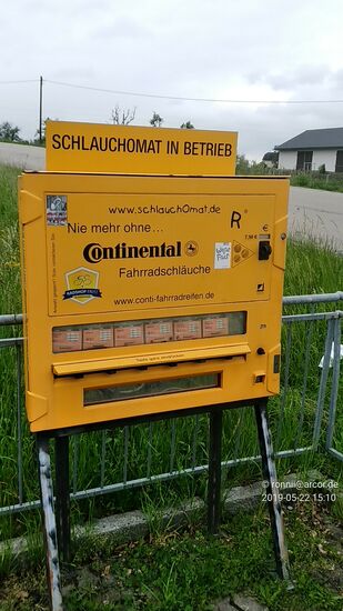 "Schwerter zu Pflugscharen" - "Kippenspender zu Fahrradschlauch-Providern" !
Im Notfall sind die Schlauchomaten gewiß meistens weniger in der Nähe, aber falls man vor Reisebeginn mal diese wichtigen Utensilien mal einzupacken vergessen sollte, kann man auch unterwegs, auch sonntags und zu jeder Tageszeit, hier nachordern. Ich hatte jedenfalls meine üblichen zwei Butyl-Produkte an Bord.