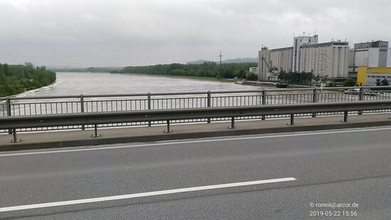 Von der Aschacher Donaubrücke aus stromabwärts gesehen erblickt man rechterhand das Werksgelände der Rapso Österreich GmbH.
In dieser Ölmühle wurden in 2011 über 14 Mio. Flaschen 100 % reines Rapsöl produziert, wovon etwa 75% in den Export gingen (11 Länder). Knapp 1200 österreichische Vertragslandwirte bauten in 2012 auf einer Fläche von etwa 7.000 ha Rapso-Raps an, in 2011 wurden annähernd 20.000 to dieses Rapses geerntet.
Rapso ist seit 2005 die Nr. 1 im österreichischen Speiseölmarkt, in Deutschland seit 2008 auf dem 2. Rang.