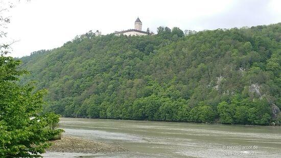 Die Entstehungszeit dürfte ins 12. oder 13. Jahrhundert datieren, worüber sich die Historiker jedoch nicht einig sind.
Hier nicht sichtbar und mir bei der Vorbeifahrt auch nicht aufgefallen:
Unterhalb vom Schloß steht knapp über der  Donau ein Kettensperrturm, mit dem die Donau mittels einer Kette abgesperrt und Maut eingehoben werden konnte.