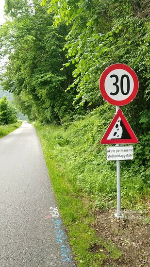 Hier im Rückblick die ständig angezeigte Steinschlaggefahr . . .